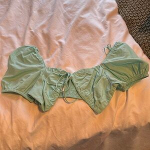Cotton on Turquoise cropped top puffy sleeves. Size medium.
Never worn